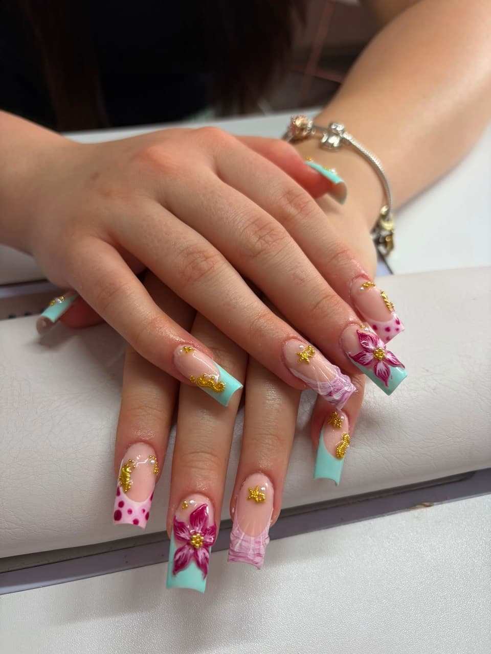 Florales Nageldesign von Melis Nails in Mint und Pink