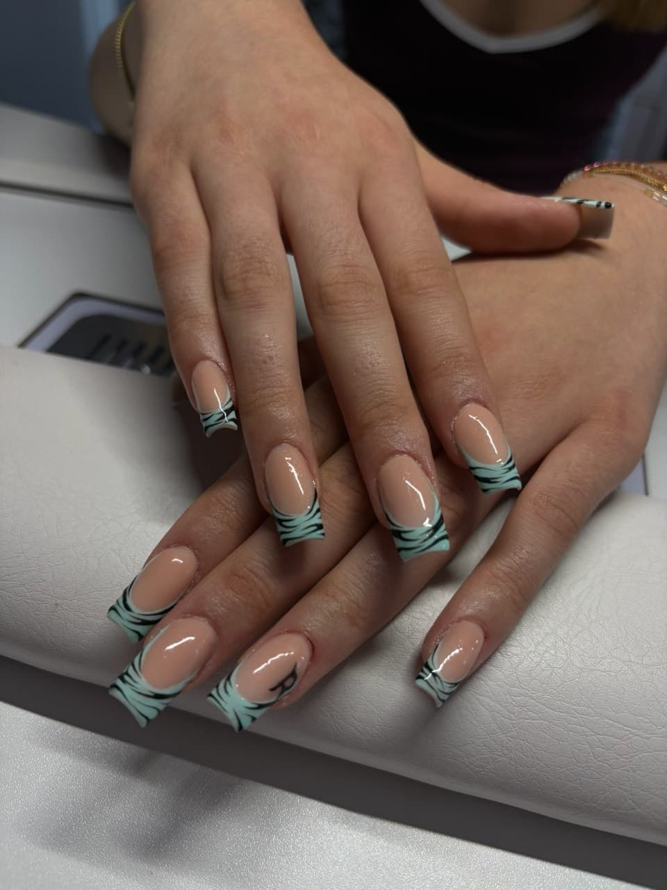 Mintfarbene French Nails mit feinen schwarzen Linien