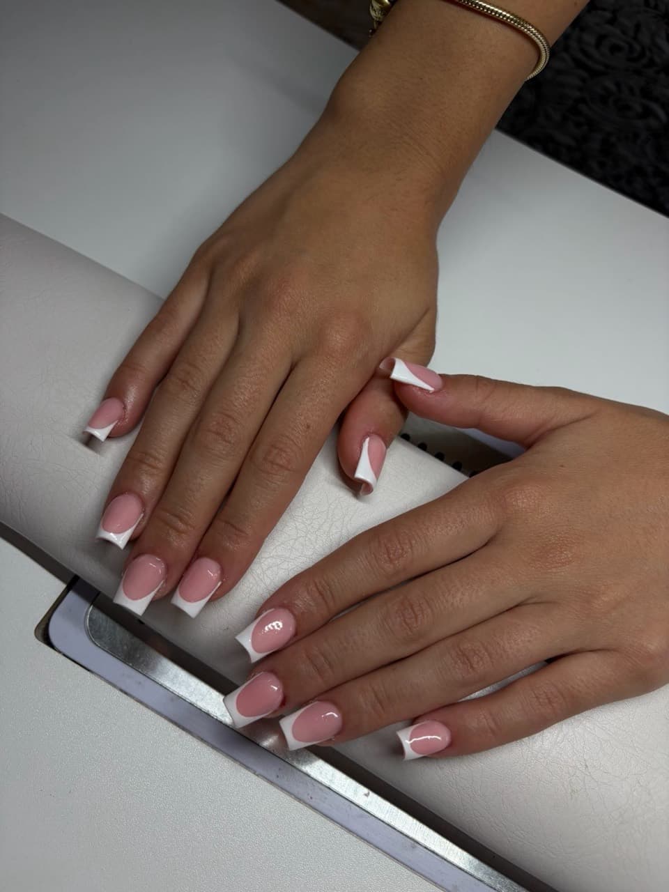Kurze klassische French Nails in Rosé und Weiß